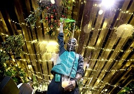 El escanciador Salvador Ondó echa un 'culín' de sidra en una de las sidrerías de Gascona.