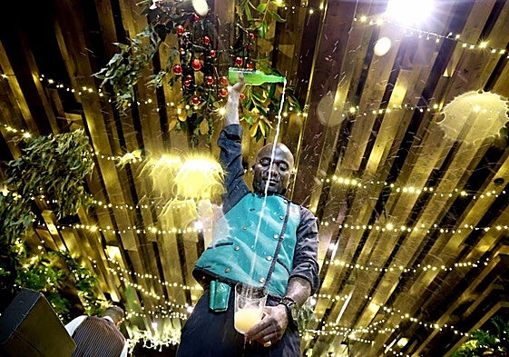 El escanciador Salvador Ondó echa un 'culín' de sidra en una de las sidrerías de Gascona.