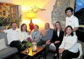 El chef Nacho Manzano junto a su hermana Olga; sus padres, Olga y Marcial; sus otras dos hermanas, Sandra y Esther y, de pie, su sobrino Jesús, reunidos en Casa Marcial, dos días después de saber que su restaurante de La Salgar había conseguido la tercera estrella Michelin.