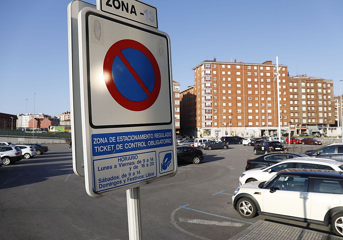 Zona de estacionamiento regulado en el barrio de Laviada, en Gijón.