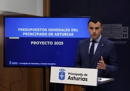 El consejero de Hacienda, Guillermo Peláez, en su comparecencia para presentar los presupuestos del Principado para 2025.