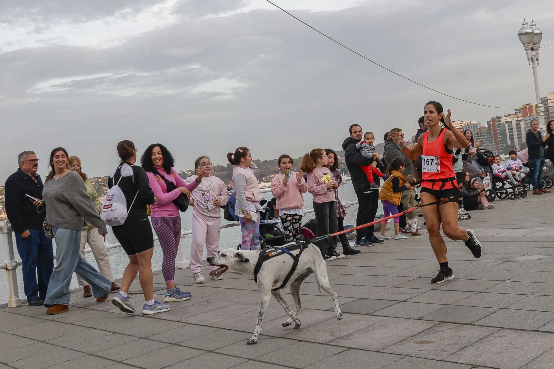 Zancadas de solidaridad: las imágenes de la carrera anti-sida en Gijón