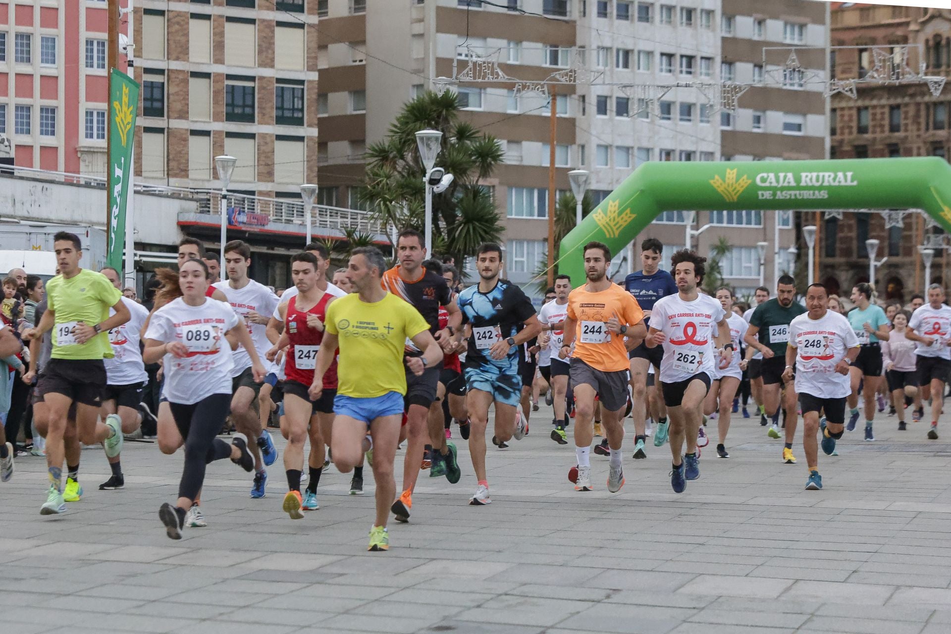Zancadas de solidaridad: las imágenes de la carrera anti-sida en Gijón