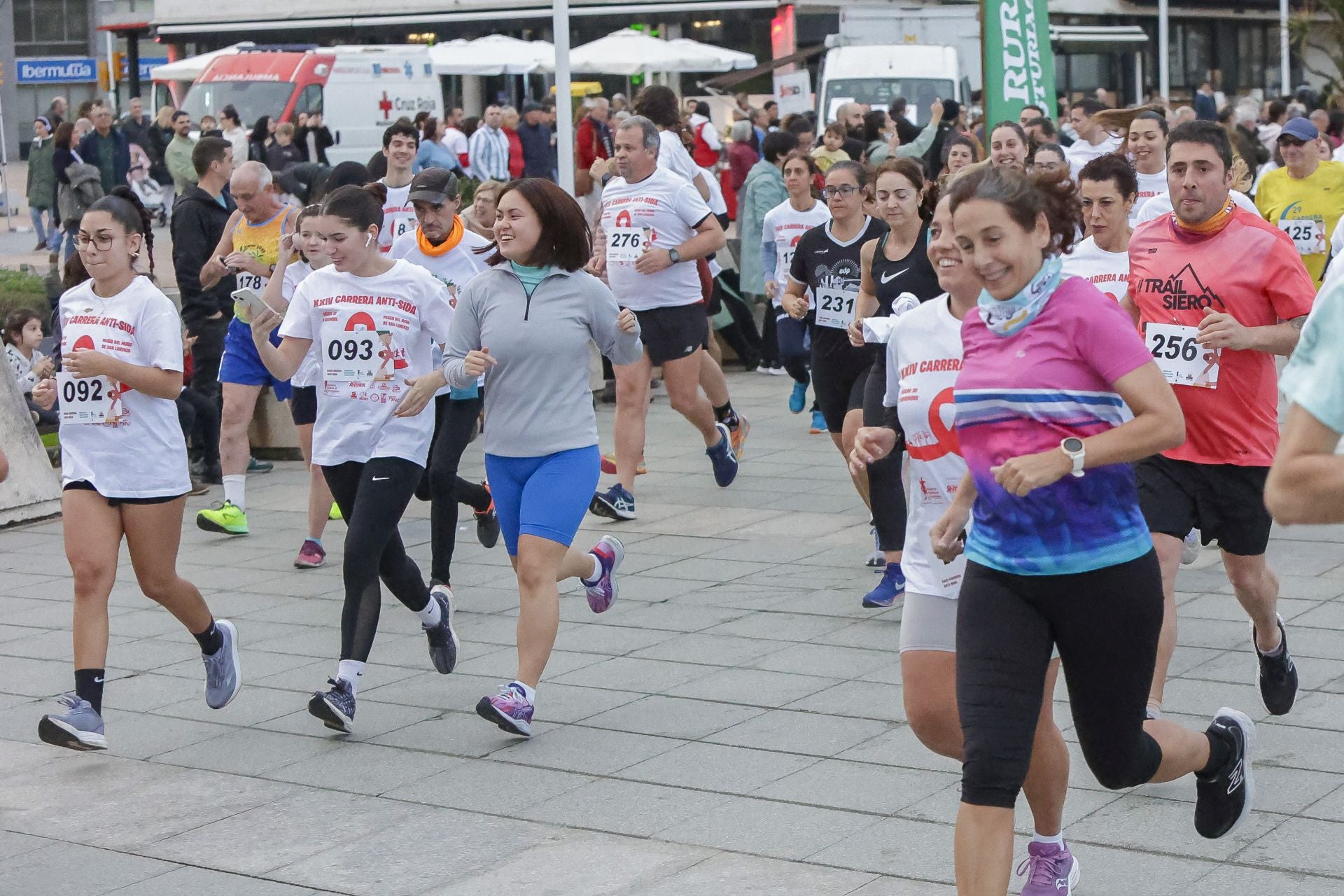 Zancadas de solidaridad: las imágenes de la carrera anti-sida en Gijón