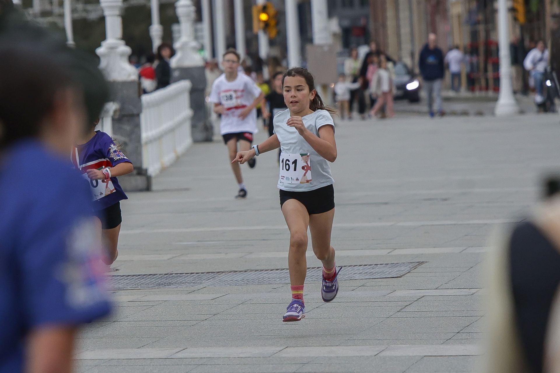 Zancadas de solidaridad: las imágenes de la carrera anti-sida en Gijón