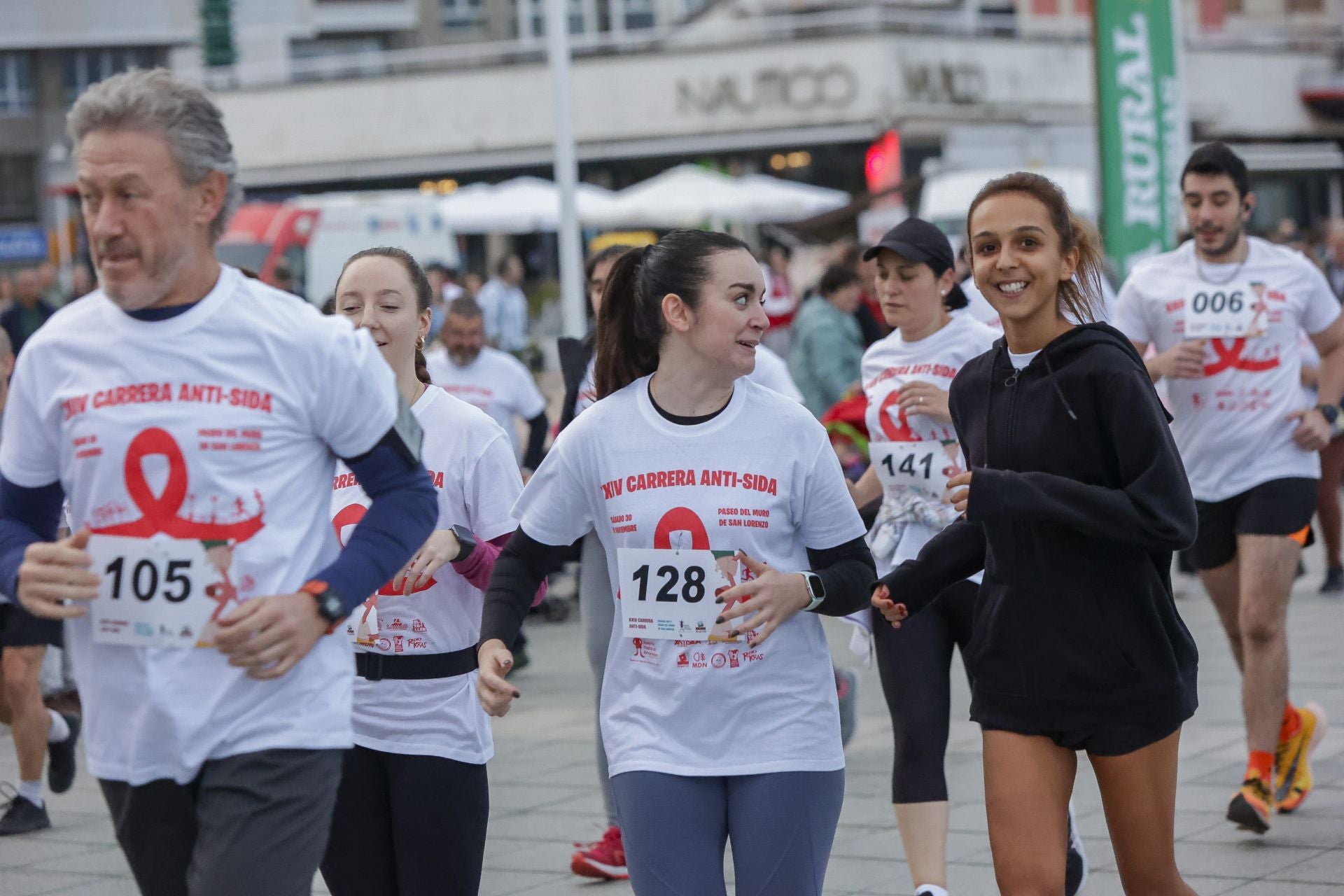 Zancadas de solidaridad: las imágenes de la carrera anti-sida en Gijón