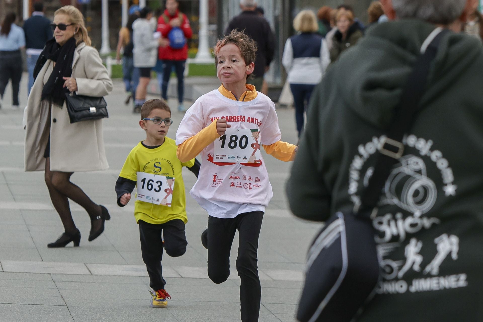 Zancadas de solidaridad: las imágenes de la carrera anti-sida en Gijón