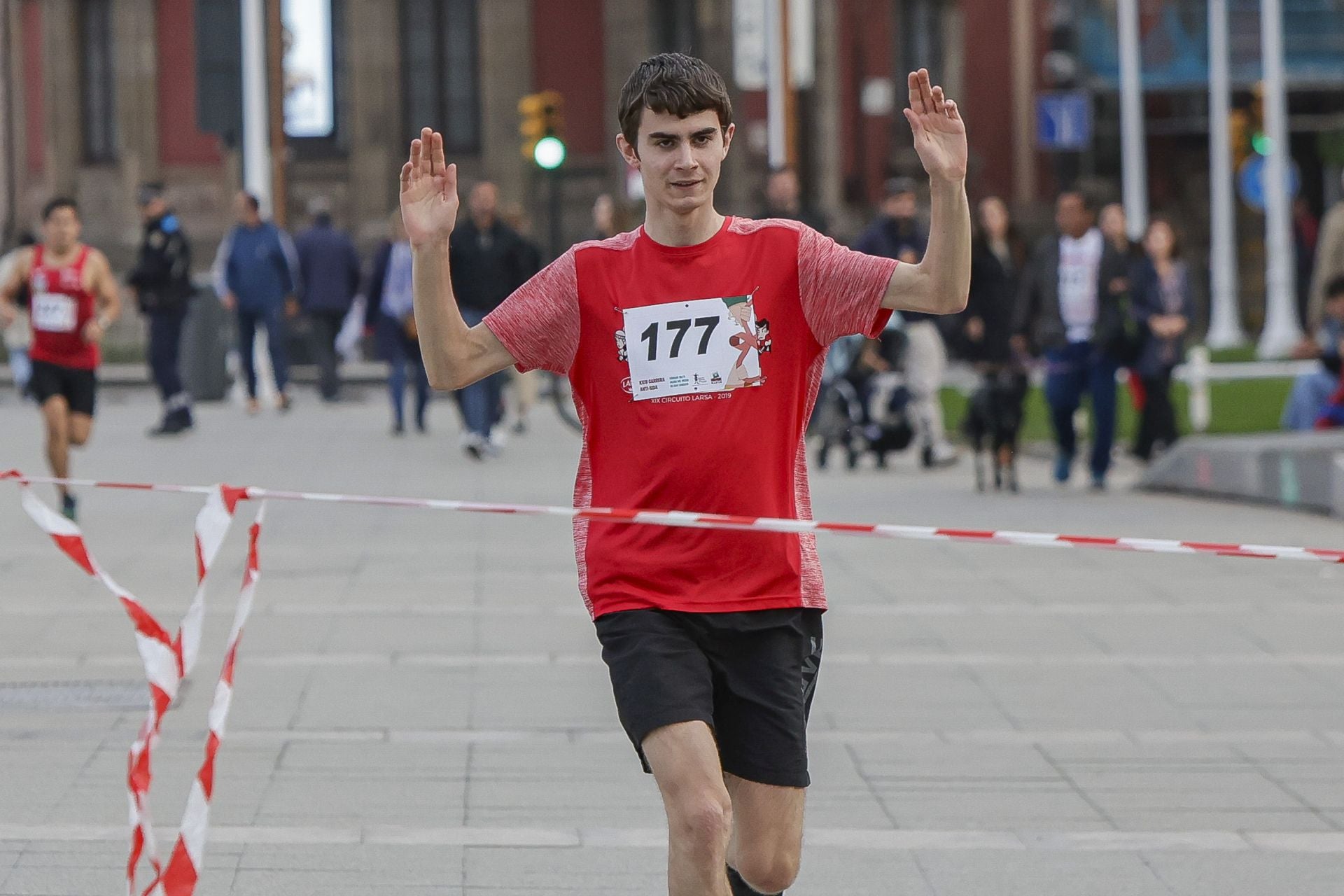 Zancadas de solidaridad: las imágenes de la carrera anti-sida en Gijón