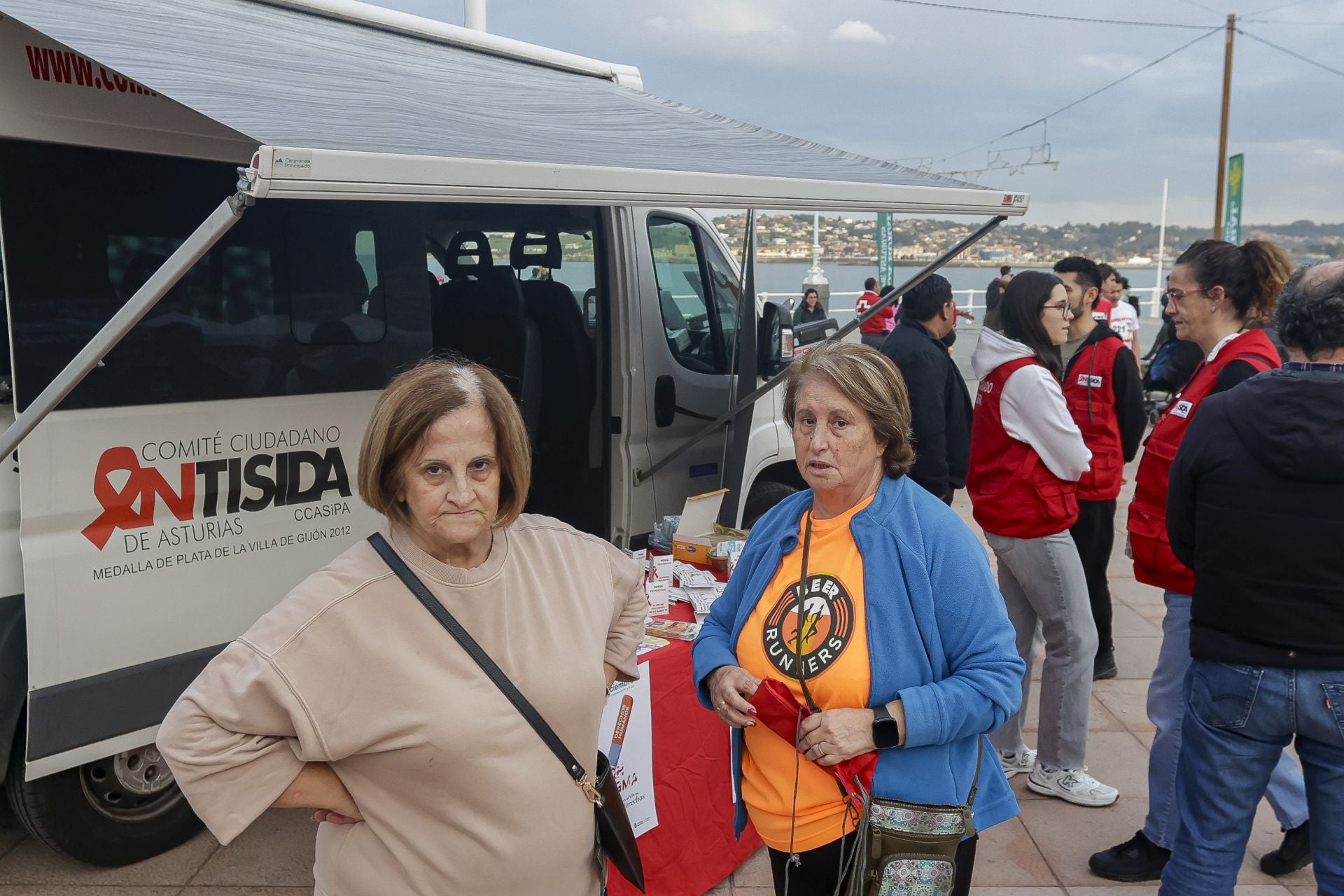 Zancadas de solidaridad: las imágenes de la carrera anti-sida en Gijón