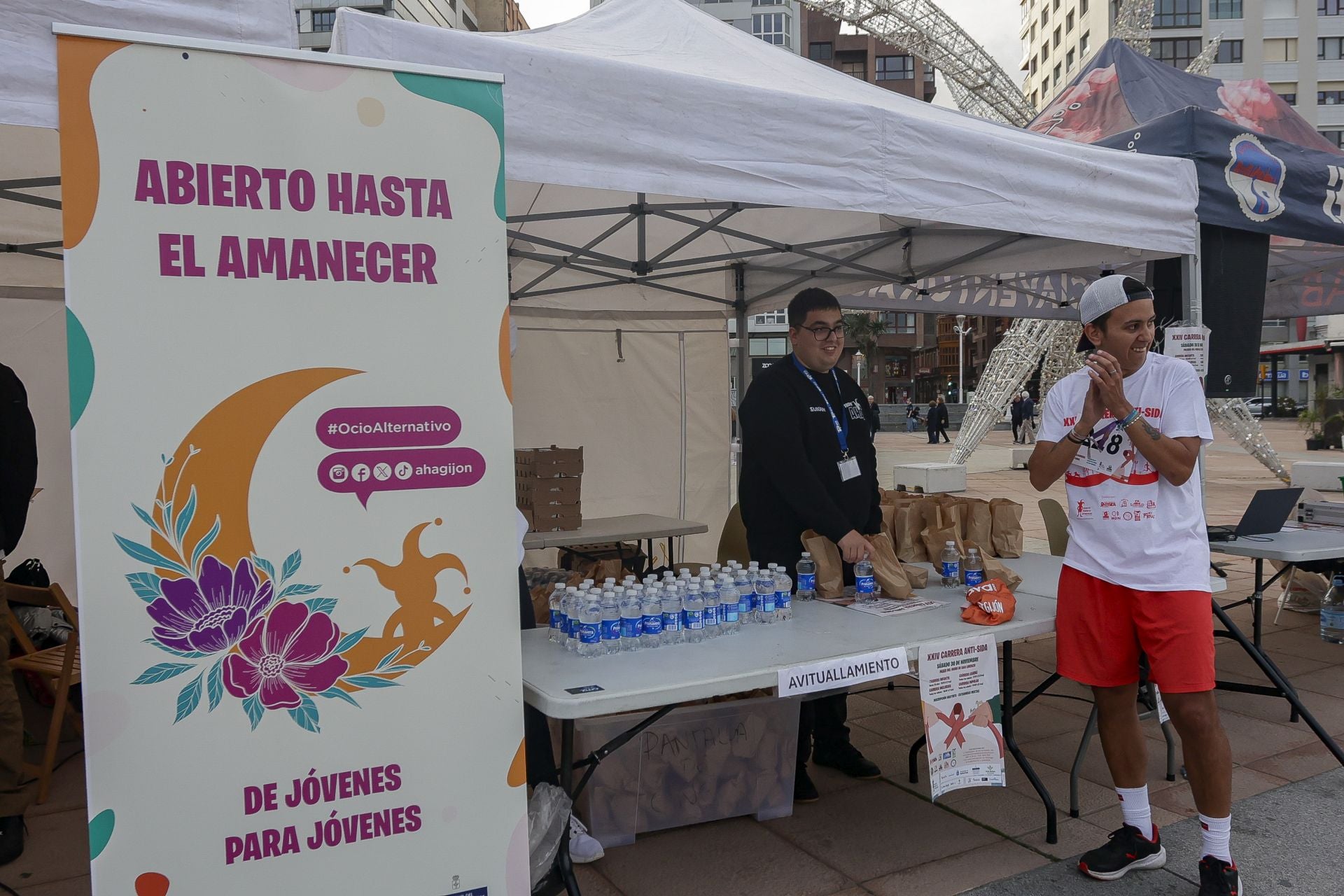 Zancadas de solidaridad: las imágenes de la carrera anti-sida en Gijón
