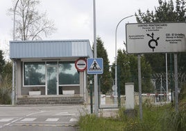 Acceso al centro penitenciario de Asturias.