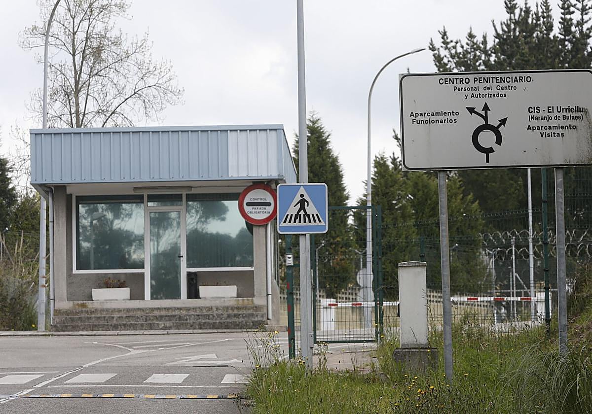 Acceso al centro penitenciario de Asturias.