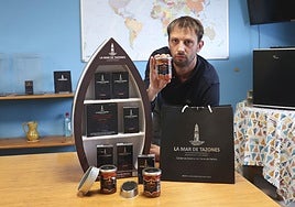 Dimas Noval, con una selección de sus conservas La mar de Tazones en su nave de El Musel.