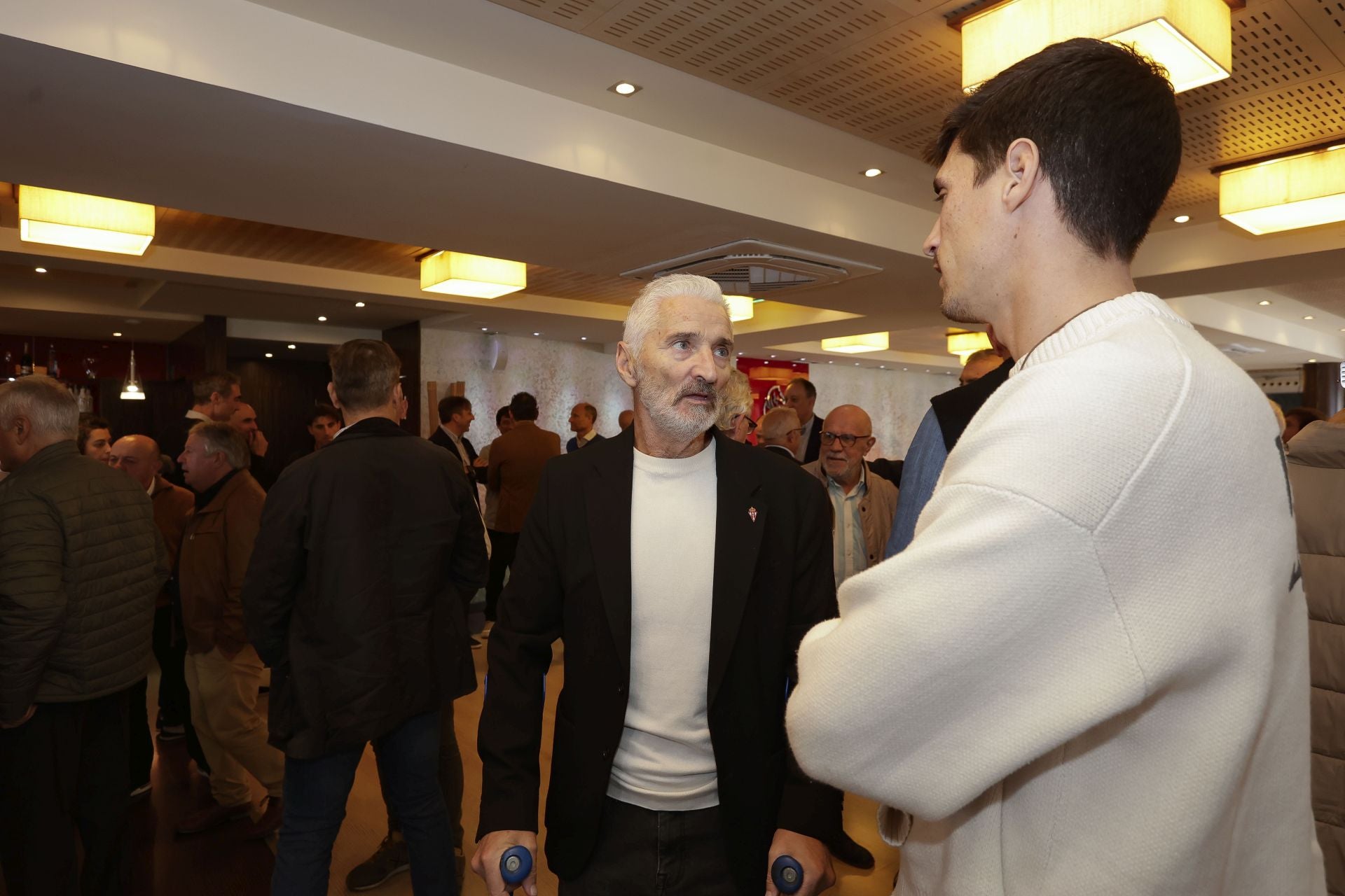 Roberto Canella, leyenda rojiblanca: así recibió la insignia de oro de los veteranos del Sporting