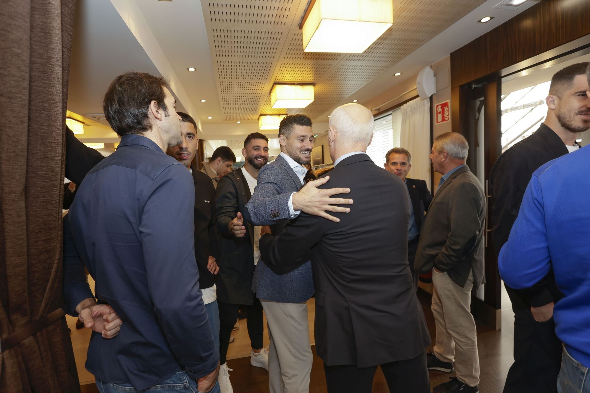 Roberto Canella, leyenda rojiblanca: así recibió la insignia de oro de los veteranos del Sporting