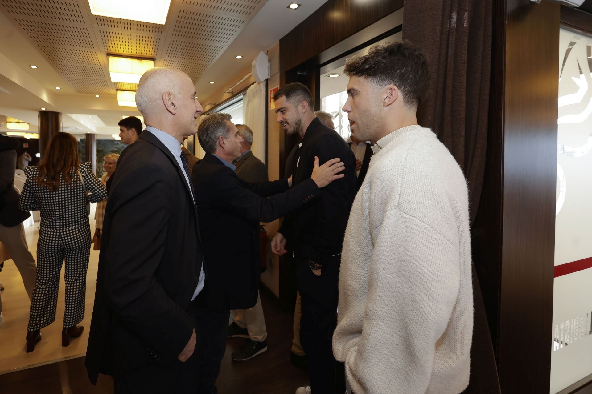 Roberto Canella, leyenda rojiblanca: así recibió la insignia de oro de los veteranos del Sporting