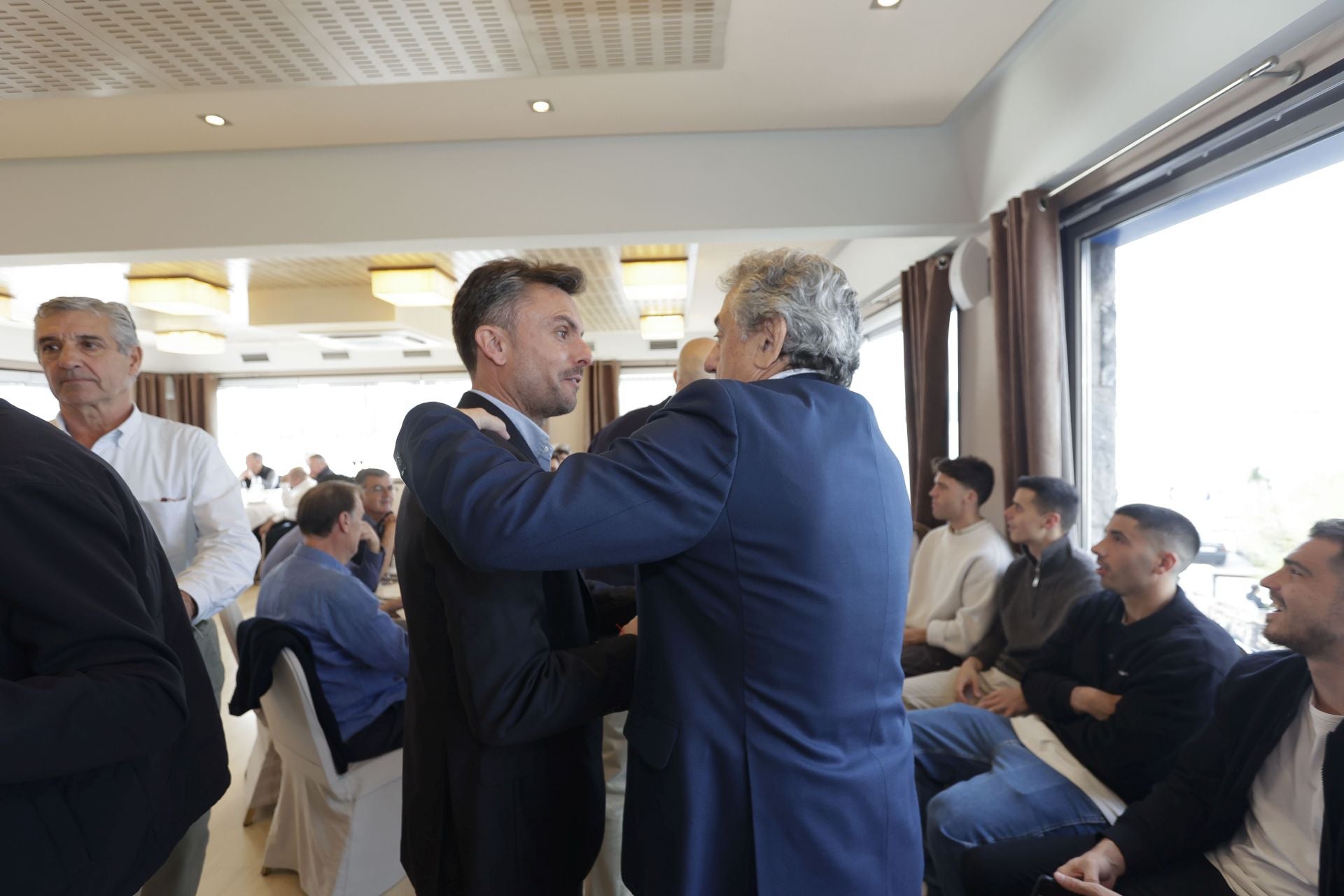 Roberto Canella, leyenda rojiblanca: así recibió la insignia de oro de los veteranos del Sporting