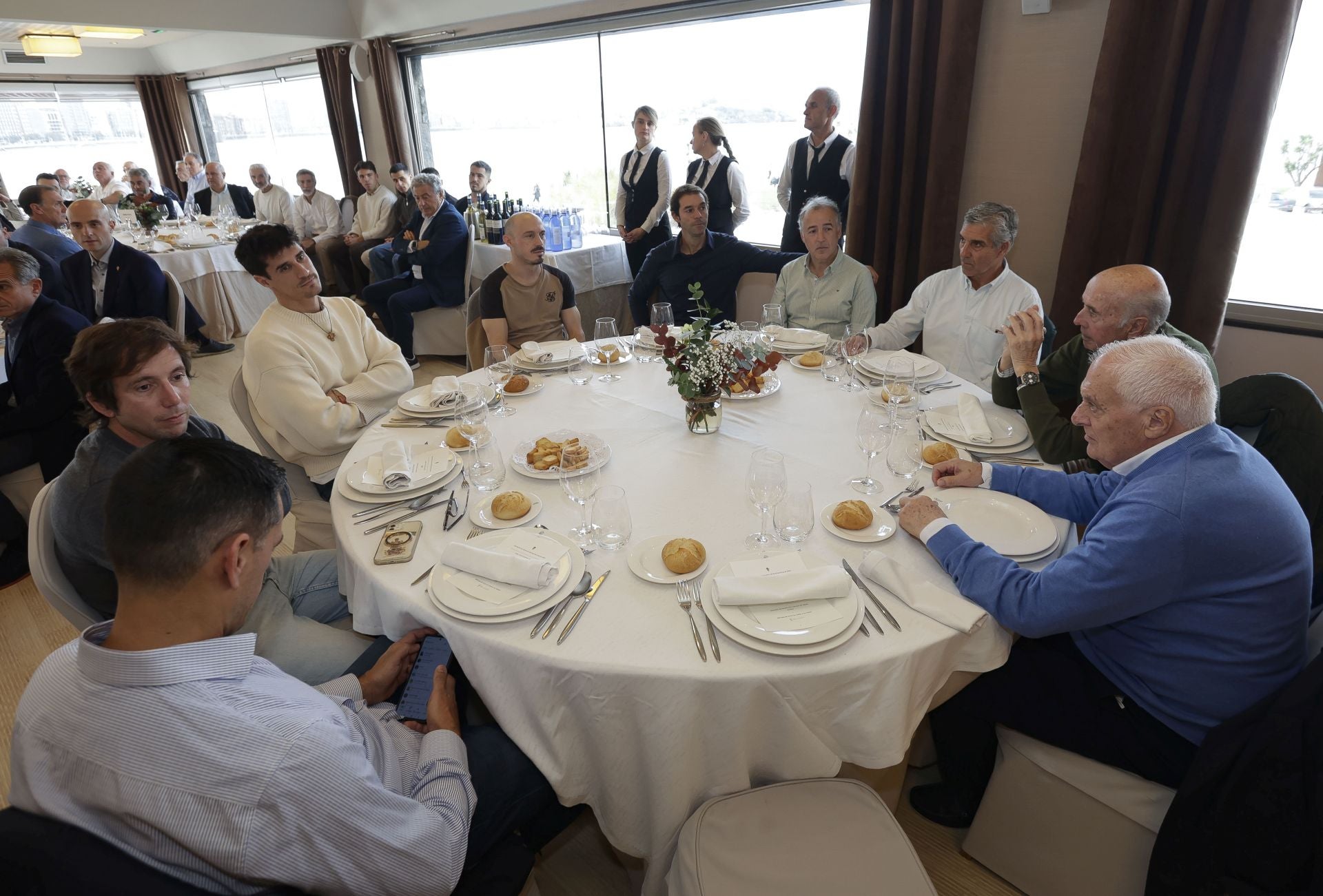 Roberto Canella, leyenda rojiblanca: así recibió la insignia de oro de los veteranos del Sporting