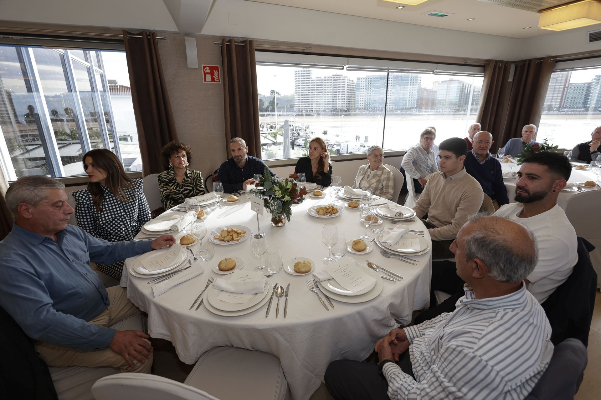 Roberto Canella, leyenda rojiblanca: así recibió la insignia de oro de los veteranos del Sporting