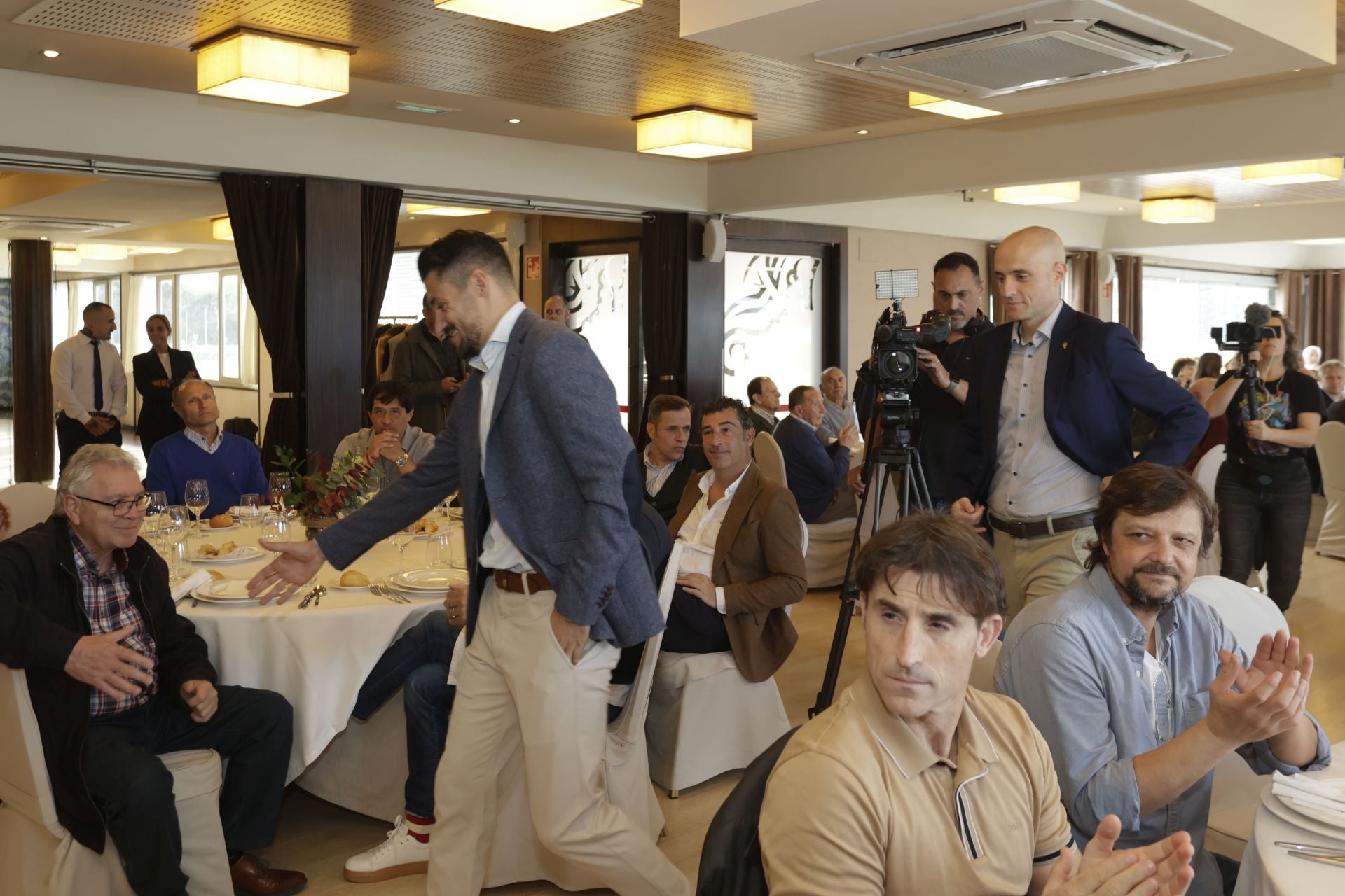 Roberto Canella, leyenda rojiblanca: así recibió la insignia de oro de los veteranos del Sporting