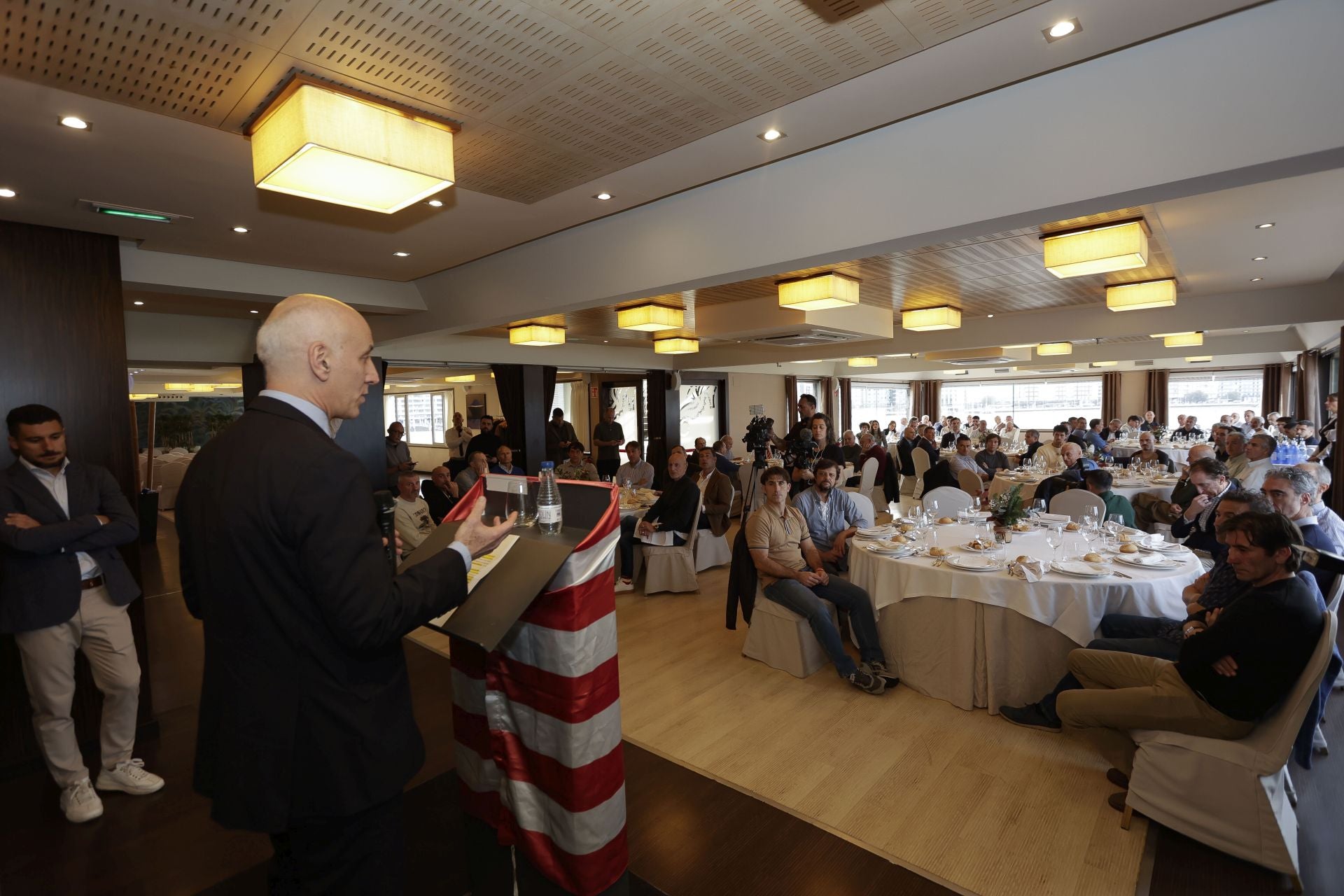 Roberto Canella, leyenda rojiblanca: así recibió la insignia de oro de los veteranos del Sporting
