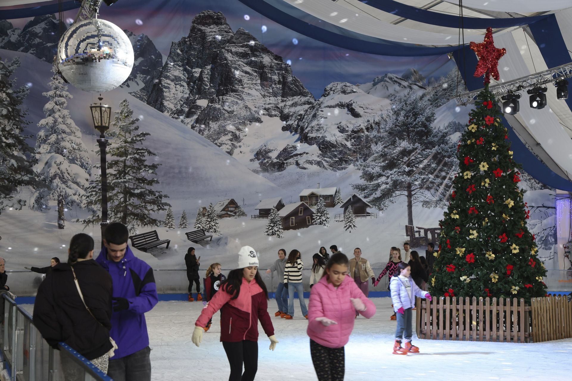 El espectacular despliegue de luces navideñas conquista a los gijoneses