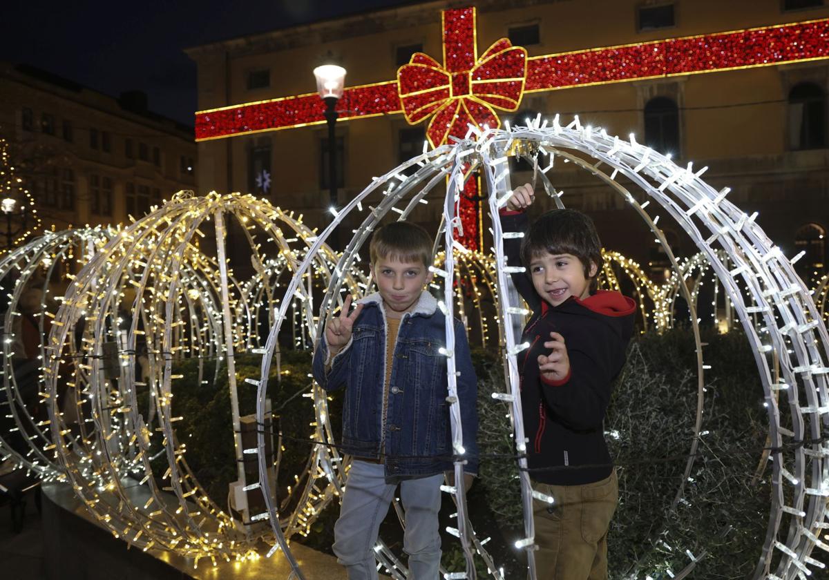 El espectacular despliegue de luces navideñas conquista a los gijoneses