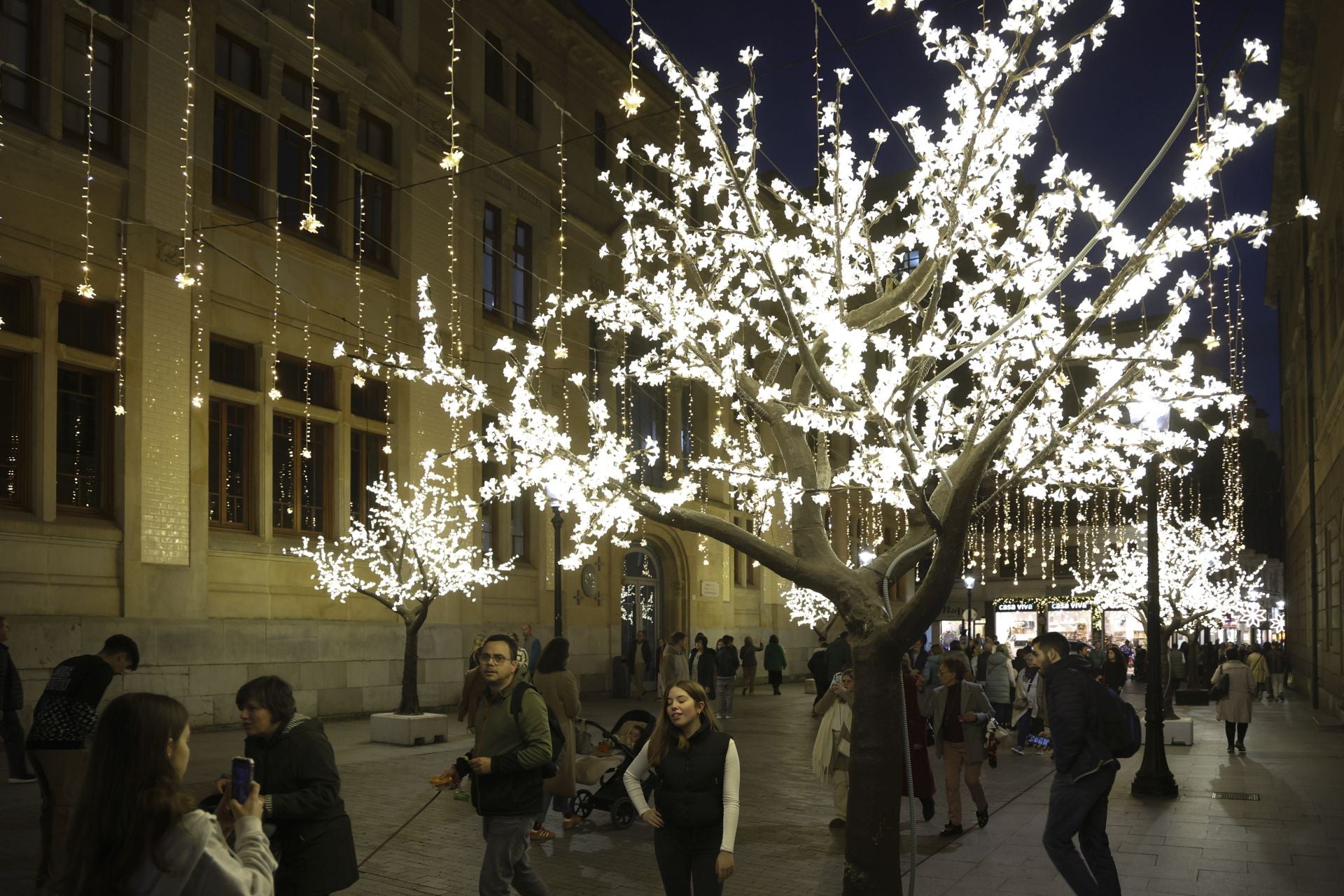 El espectacular despliegue de luces navideñas conquista a los gijoneses