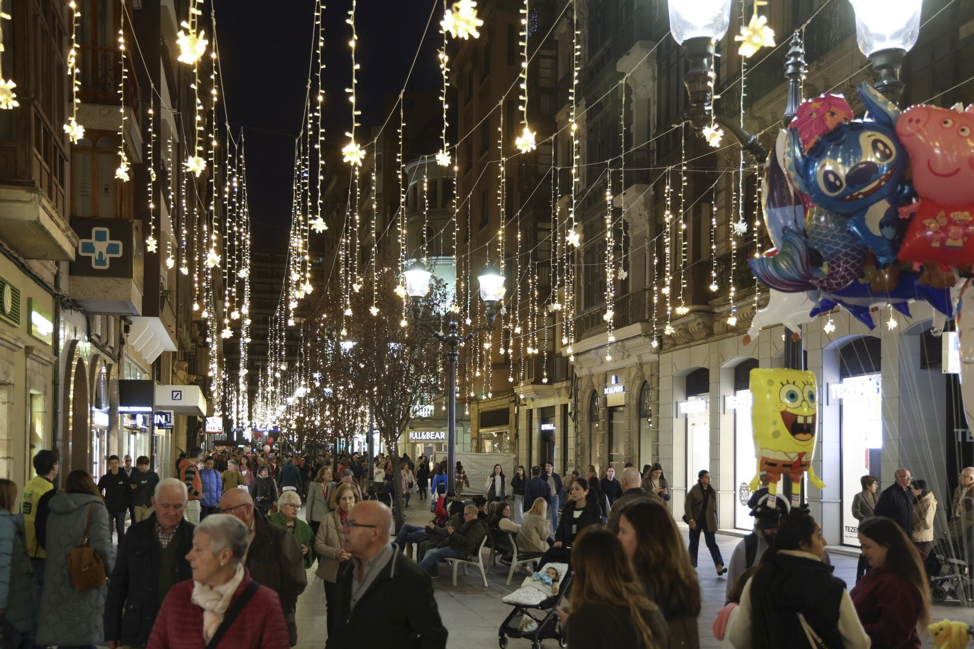 El espectacular despliegue de luces navideñas conquista a los gijoneses