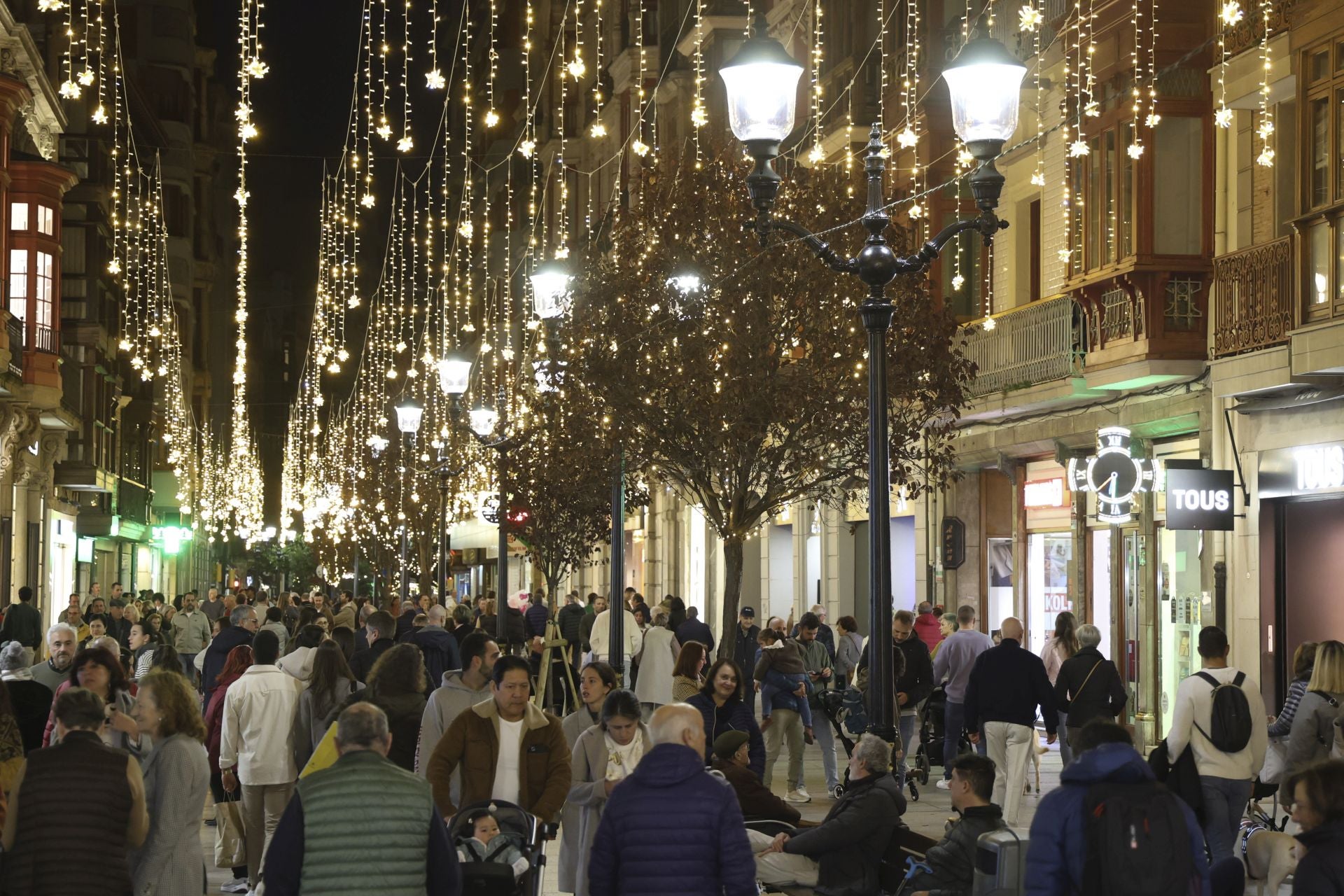 El espectacular despliegue de luces navideñas conquista a los gijoneses