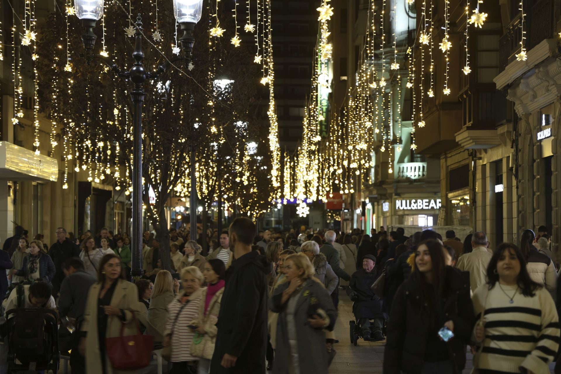 El espectacular despliegue de luces navideñas conquista a los gijoneses