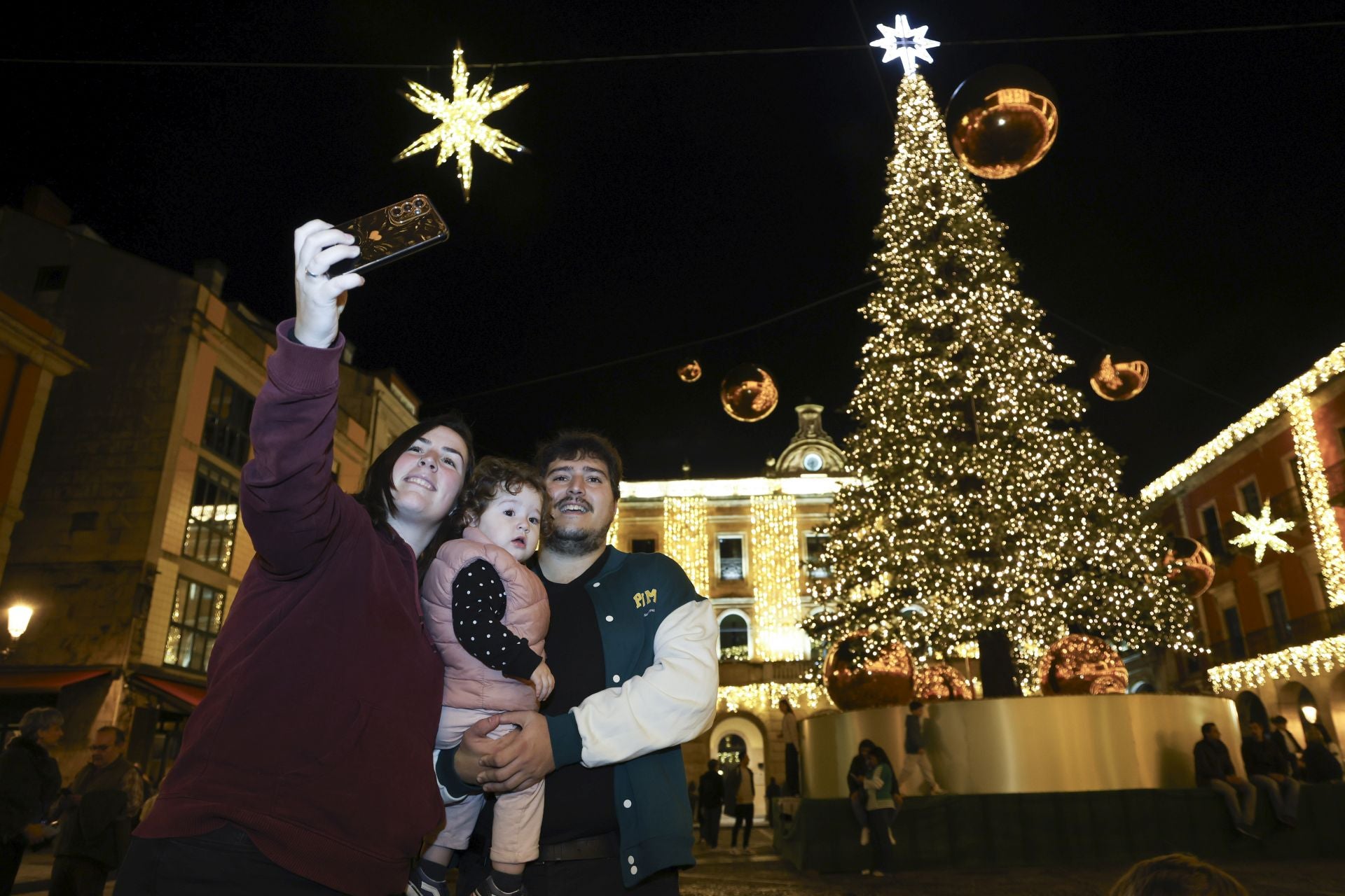 El espectacular despliegue de luces navideñas conquista a los gijoneses