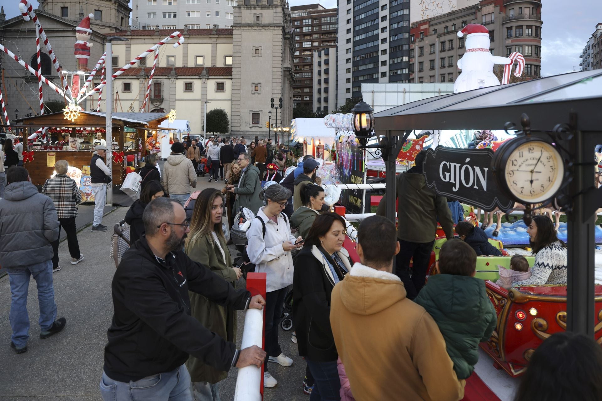 El espectacular despliegue de luces navideñas conquista a los gijoneses