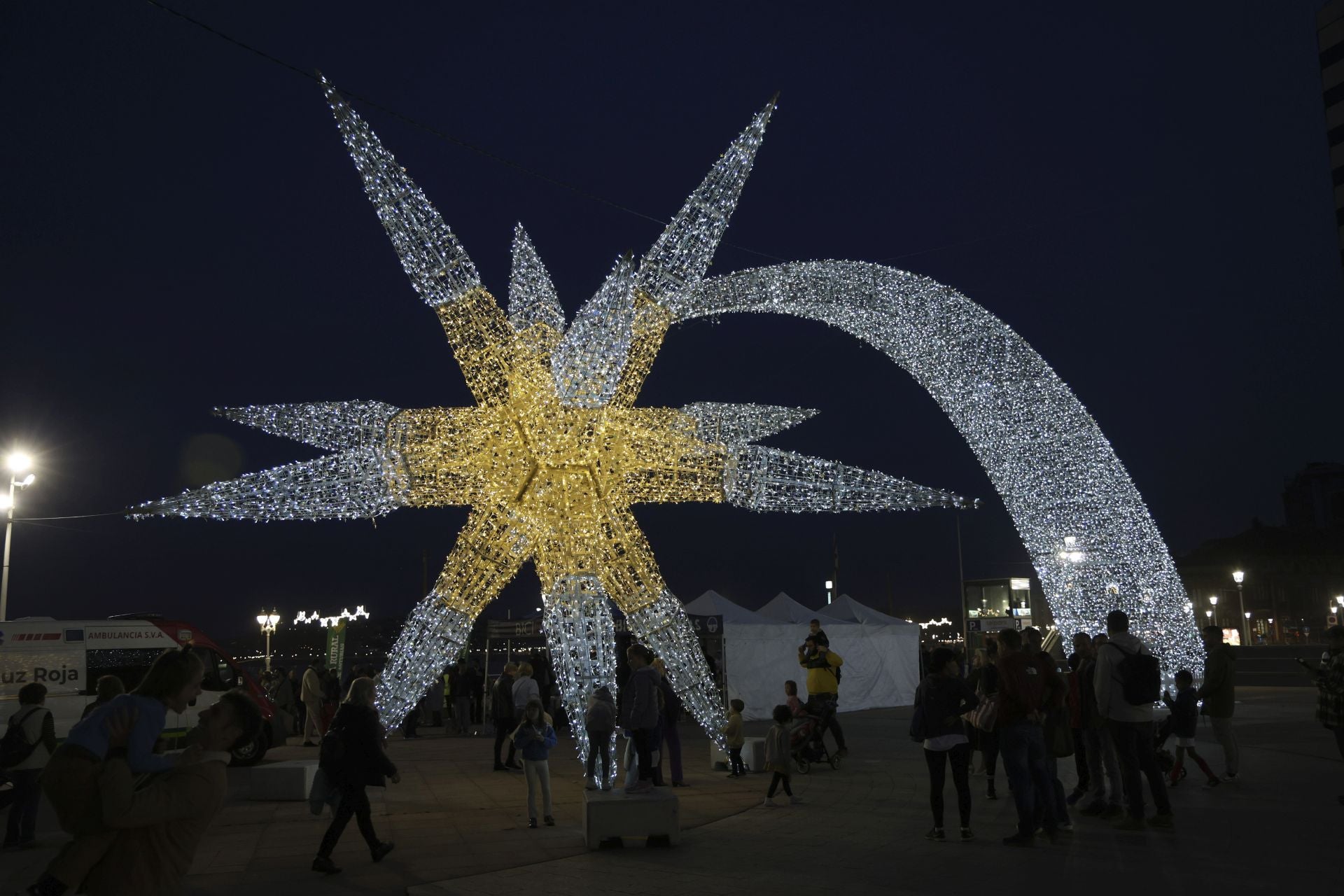 El espectacular despliegue de luces navideñas conquista a los gijoneses