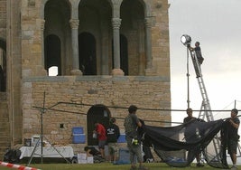 El equipo de rodaje de 'Vicky Cristina Barcelona', en Santa María del Naranco en 2007.