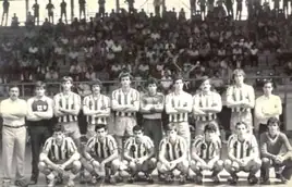 Atlético de Madrid de balonmano en el pabellón de La Magdalena, con el avilesino Chechu, arriba segundo por la derecha. Durante una de sus visitas al Villa de Avilés en la máxima categoría.