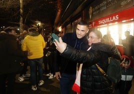 Djuka se fotografía con una aficionada del Sporting en El Molinón.