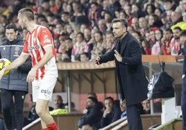 Rubén Albés pide calma a sus jugadores durante el partido que enfrentó al Sporting con el Córdoba.