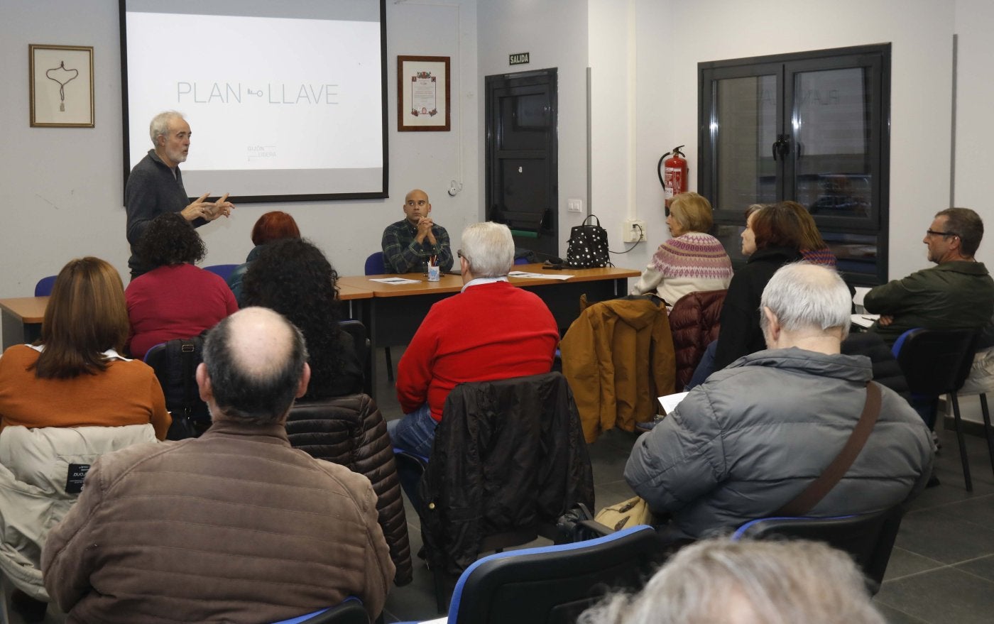 Manuel Cañete, de pie, presenta al concejal Jesús Martínez Salvador, que explicó los detalles del Plan Llave.