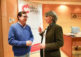 Emilio Ruiz Barrachina y Mercedes de Soignie charlando ayer en el Aula de Cultura.