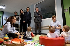 Verónica Álvarez, Lourdes García, Ignacio Cuesta y Alfredo Canteli observan a los niños en la Escuela de la Florida.