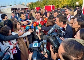 Adrián Barbón, a su llegada el pasado sábado al congreso federal del PSOE en Sevilla, atendiendo a los medios de comunicación.