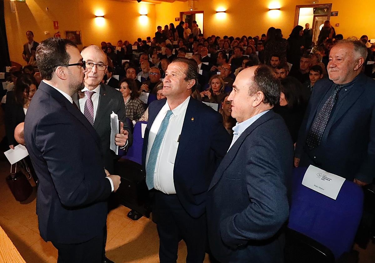 De izquierda a derecha, el presidente del Principado, Adrián Barbón; el coordinador del Foro Comunicación y Escuela, Luis Felipe Fernández; el alcalde de Burgohondo, Francisco Fernández, y el alcalde de Cebreros, Pedro José Muñoz.