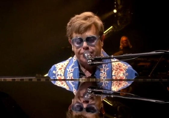 Elton John durante su último concierto en Estocolmo.