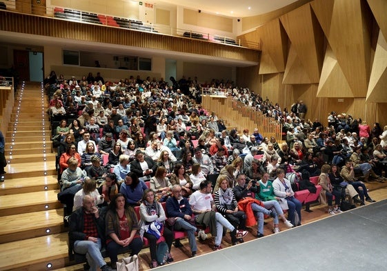 Asamblea de trabajadores del comercio minorista de alimentación celebrada ayer en el Centro Polivalente Integrado de Lugones.