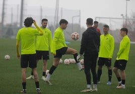 Nacho Méndez controla un balón durante el entrenamiento de esta mañana.