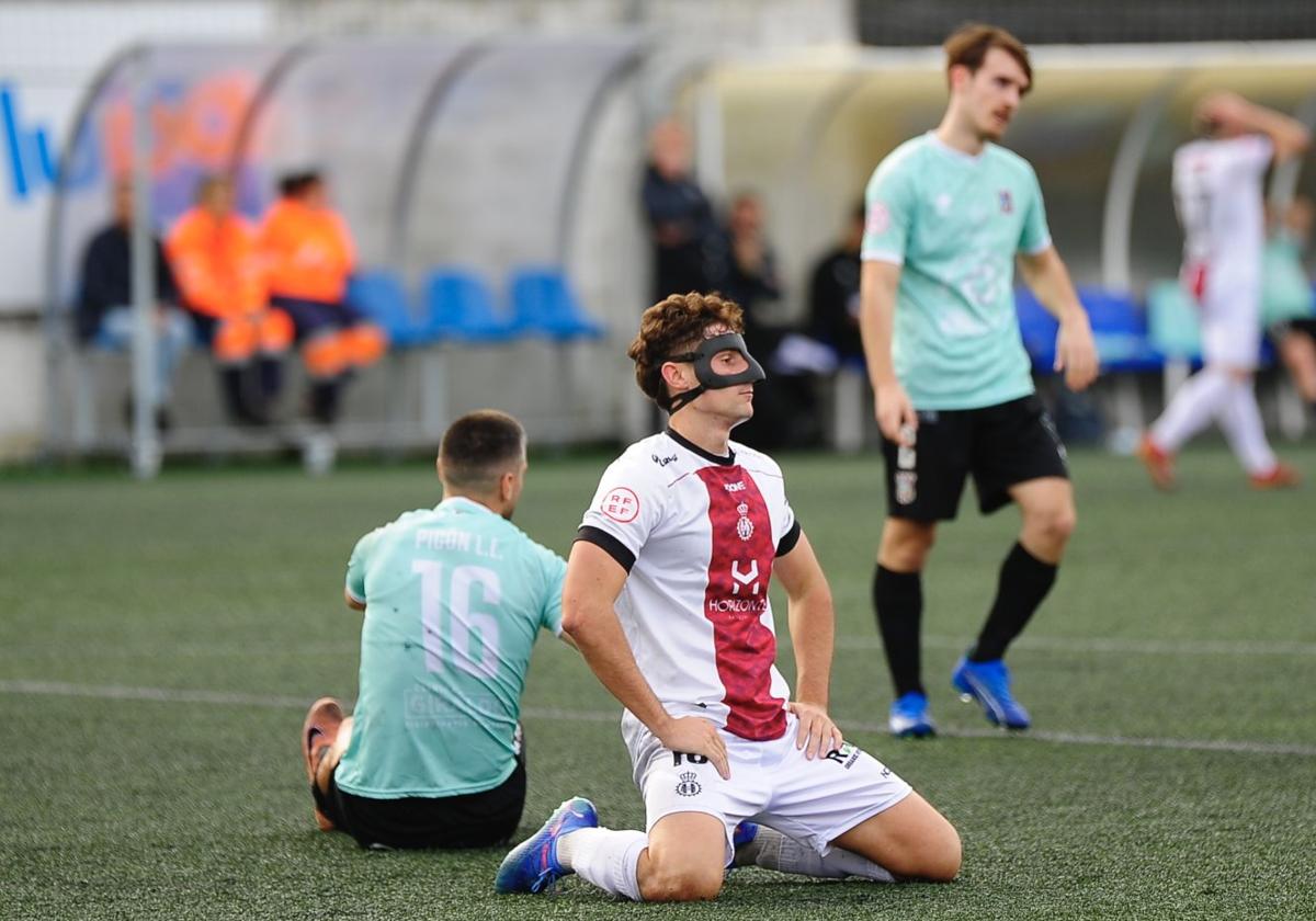 Javi Cueto, en una acción del partido del Real Avilés ante el Escobedo este pasado domingo, donde anotó el primer gol.