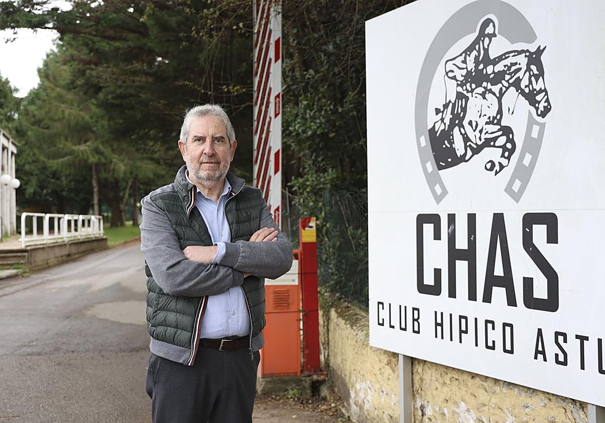 Mario Vigil, candidato a presidir el Chas, posa para EL COMERCIO a las puertas del club.