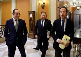 Mario Arias, Alfredo Canteli y Nacho Cuesta, a la entrada del Pleno.