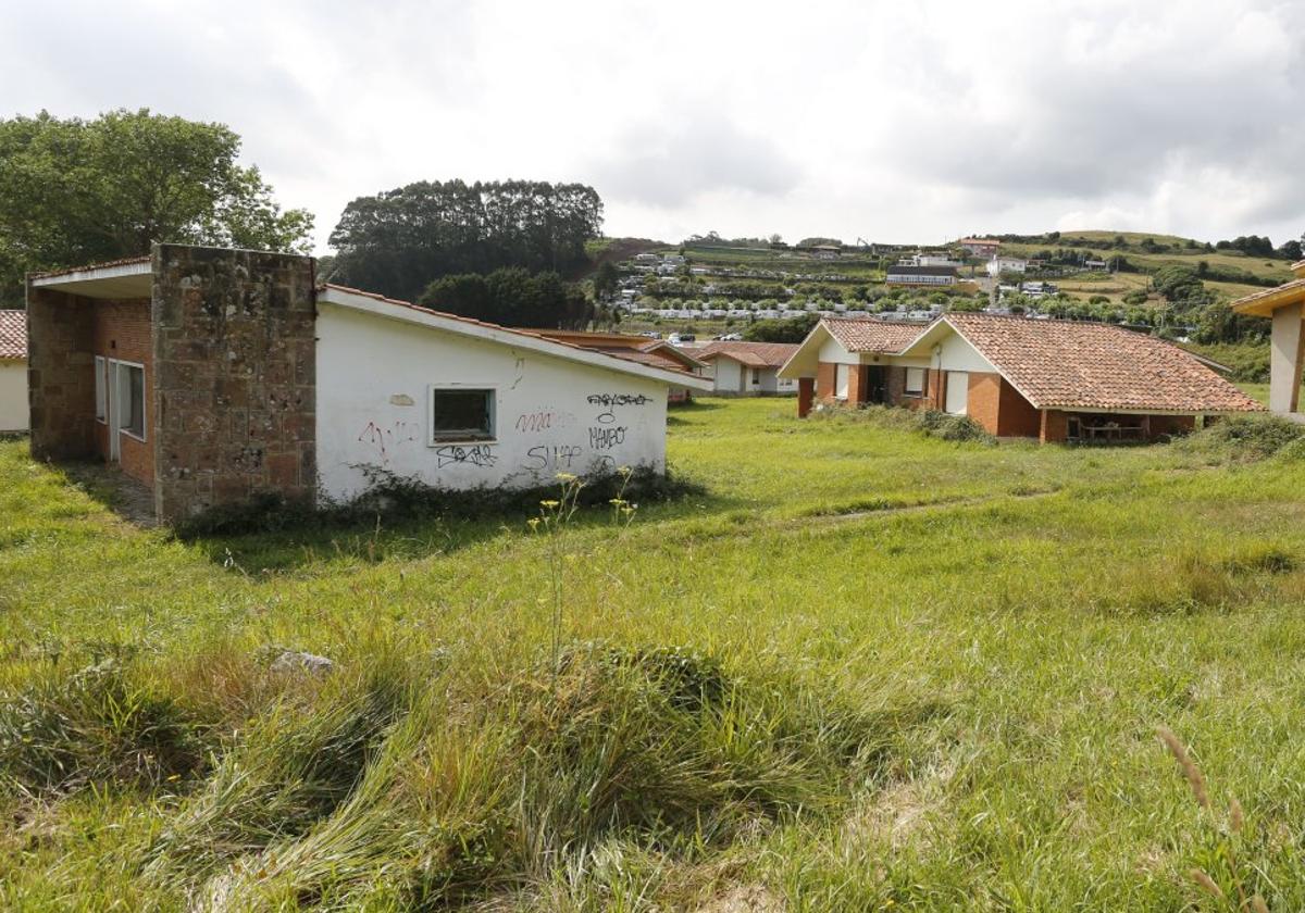 Rehabilitar la ciudad de Perlora costaría, al menos, veinte millones de euros